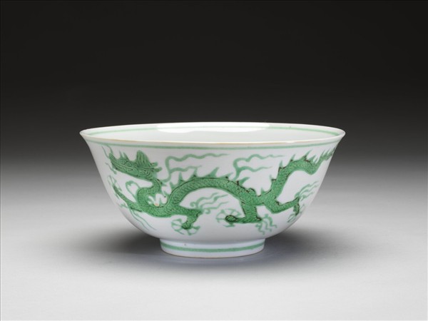 白瓷綠彩龍紋碗