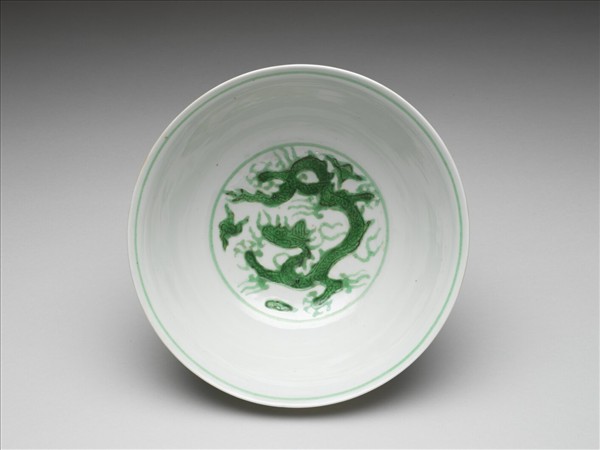 白瓷綠彩龍紋碗