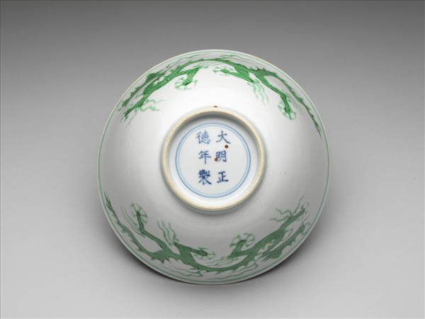 白瓷綠彩龍紋碗