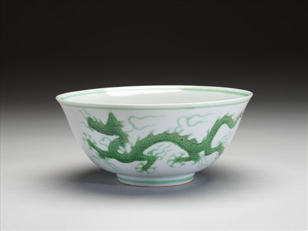 白瓷綠彩龍紋碗