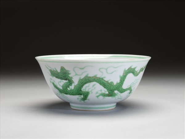 白瓷綠彩龍紋碗