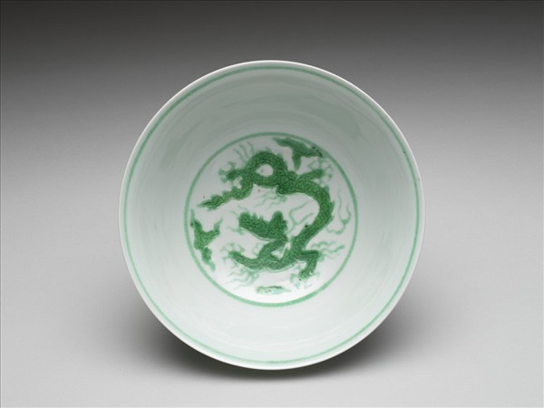 白瓷綠彩龍紋碗