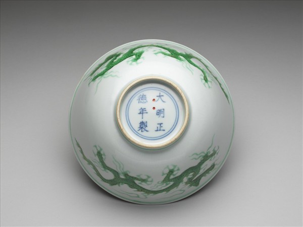 白瓷綠彩龍紋碗