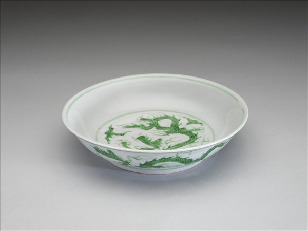 白瓷綠彩龍紋盤