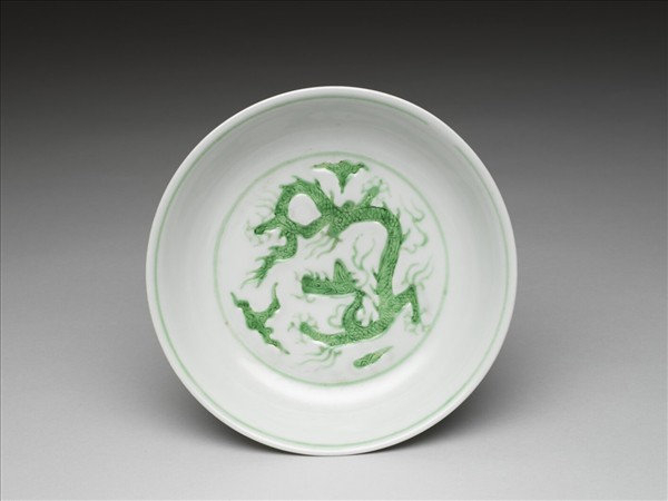 白瓷綠彩龍紋盤