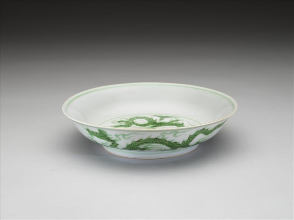 白瓷綠彩龍紋盤