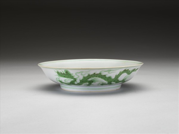 白瓷綠彩龍紋盤
