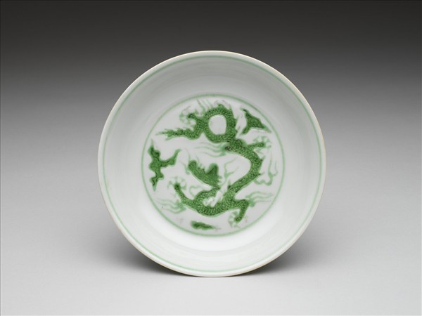 白瓷綠彩龍紋盤