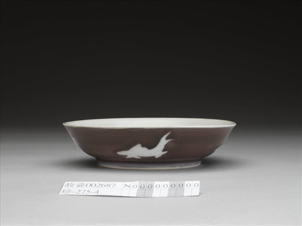 霽紅釉白魚紋盤