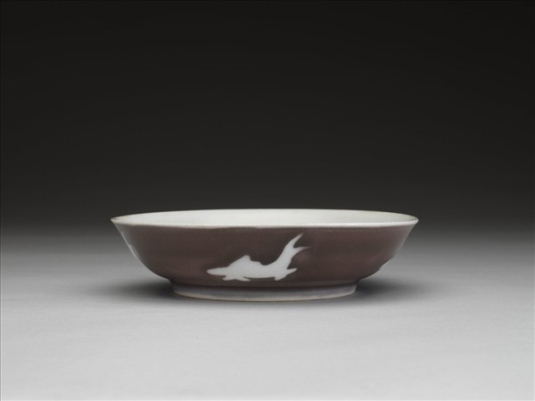 霽紅釉白魚紋盤