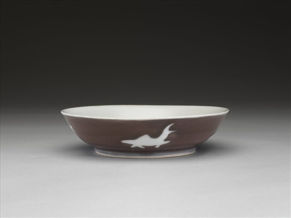 霽紅釉白魚紋盤