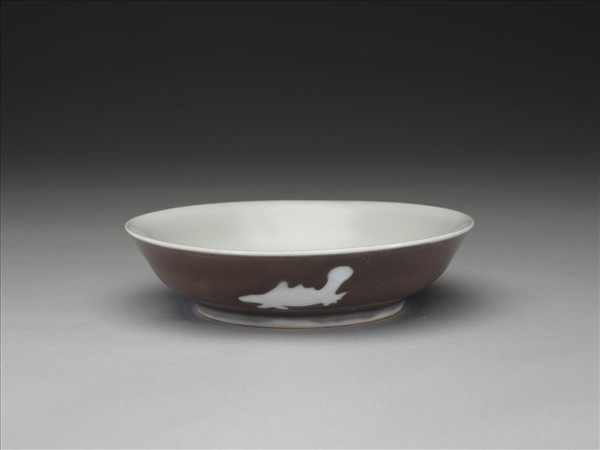 霽紅釉白魚紋盤