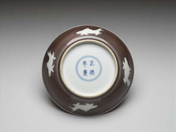 霽紅釉白魚紋盤