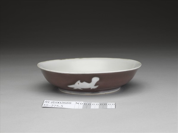 霽紅釉白魚紋盤