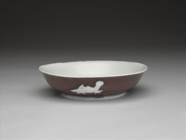 霽紅釉白魚紋盤