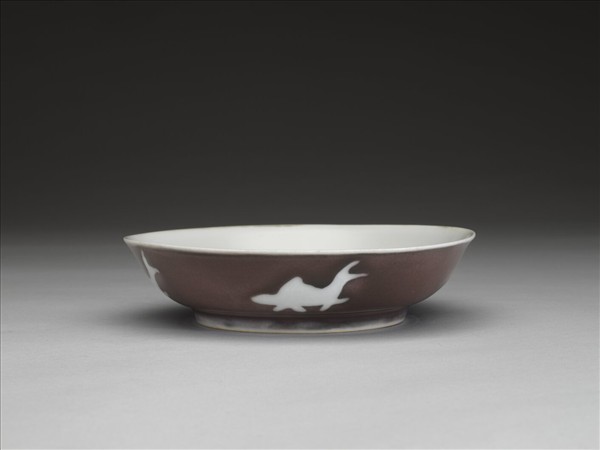 霽紅釉白魚紋盤