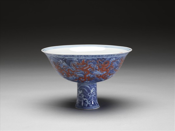 青花紅彩波濤龍紋高足碗