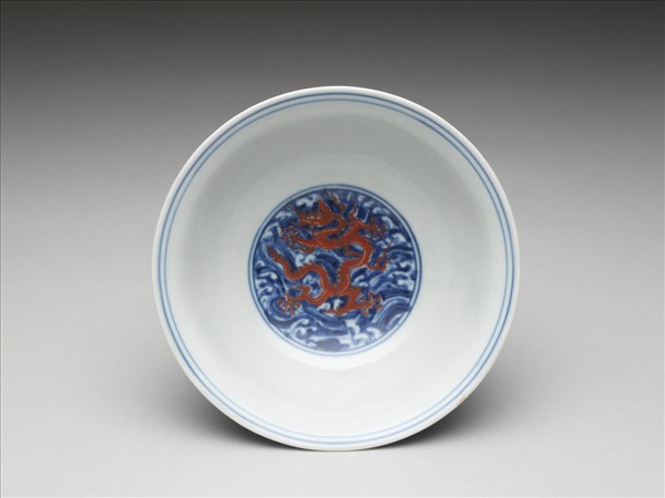 青花紅彩波濤龍紋高足碗