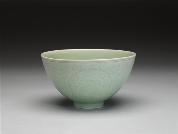 青瓷劃花番蓮紋蓮子碗