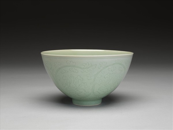 青瓷劃花番蓮紋蓮子碗