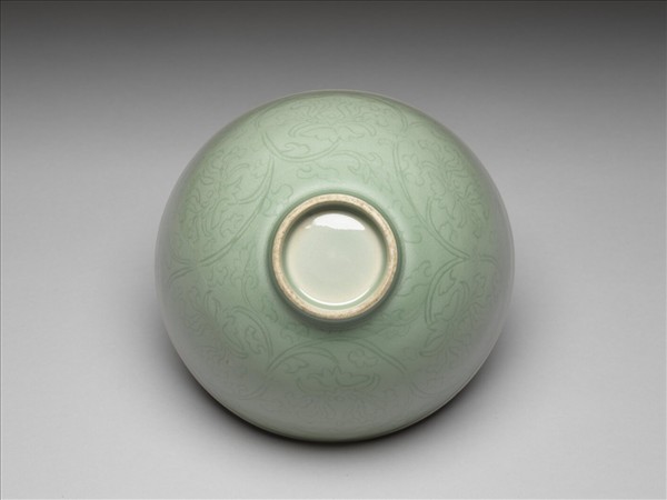 青瓷劃花番蓮紋蓮子碗