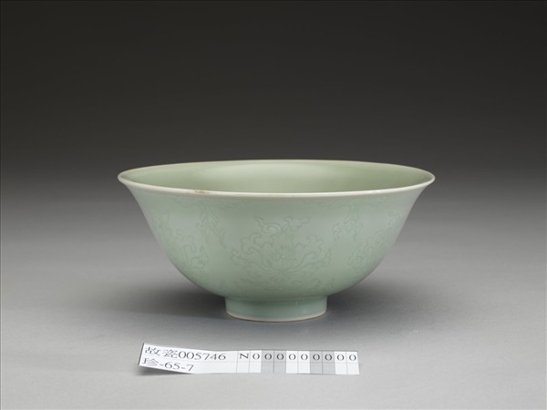 青瓷劃花番蓮紋碗