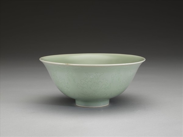 青瓷劃花番蓮紋碗