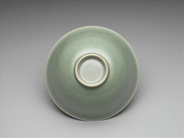 青瓷劃花番蓮紋碗