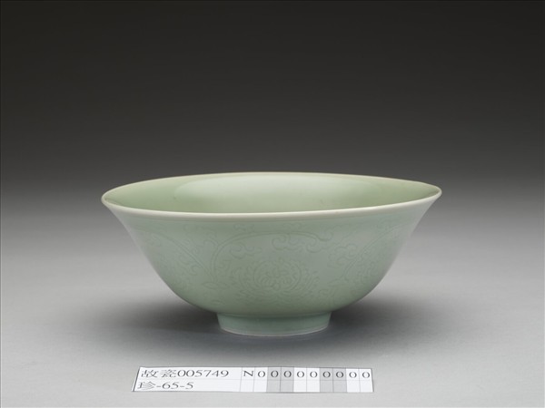 青瓷劃花番蓮紋碗