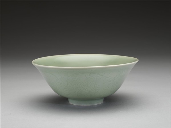 青瓷劃花番蓮紋碗