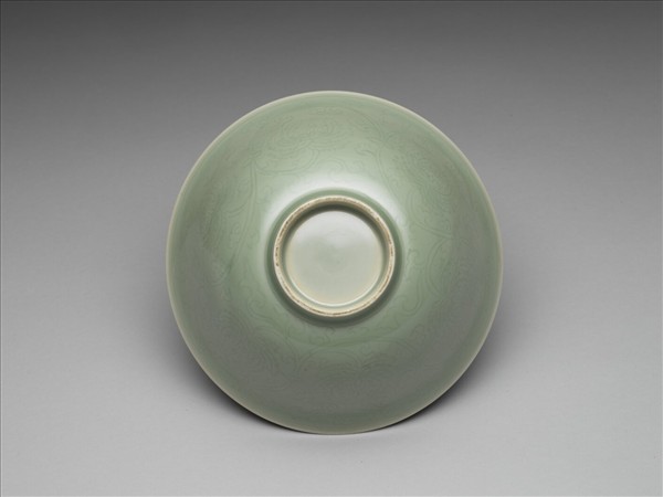 青瓷劃花番蓮紋碗