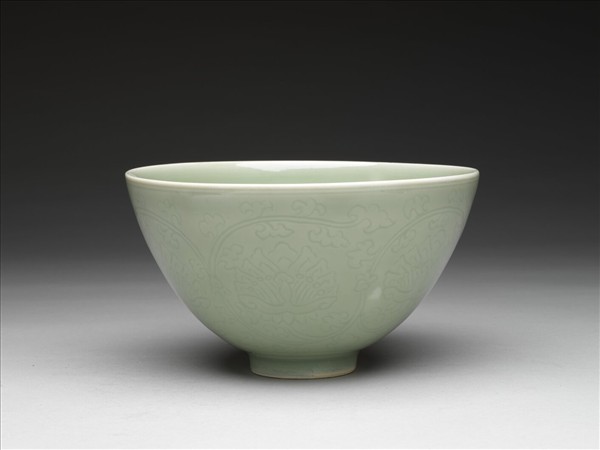 青瓷劃花番蓮紋蓮子碗