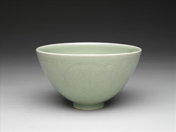 青瓷劃花番蓮紋蓮子碗