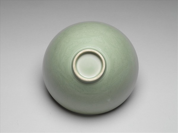 青瓷劃花番蓮紋蓮子碗