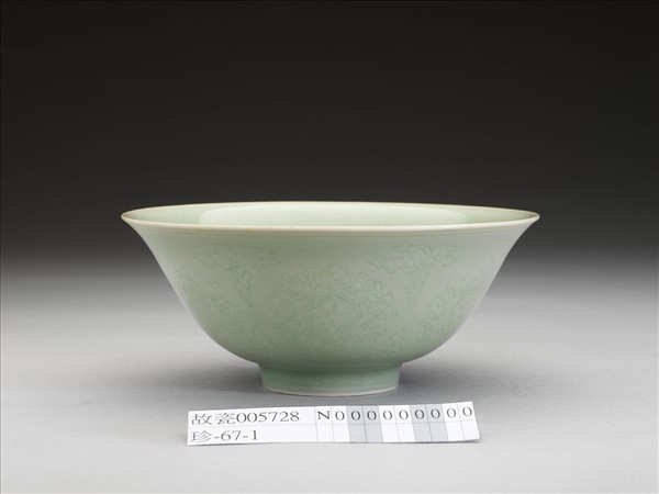 青瓷劃花花卉紋碗