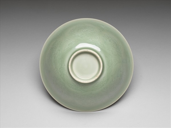 青瓷劃花花卉紋碗