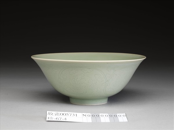 青瓷劃花番蓮紋碗