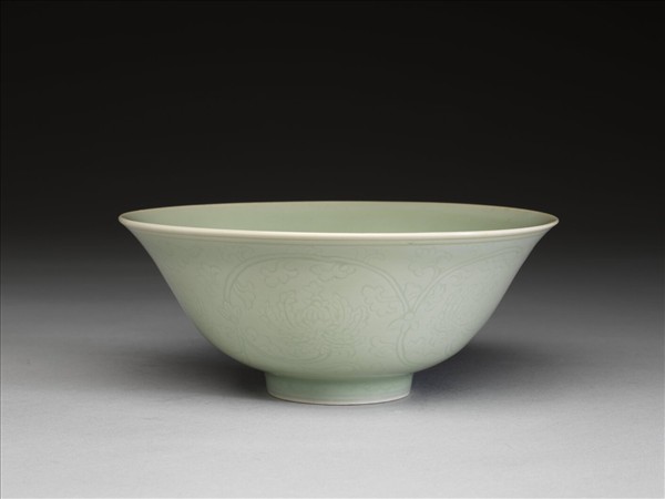青瓷劃花番蓮紋碗