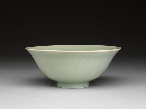 青瓷劃花番蓮紋碗