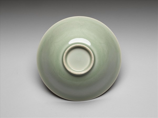 青瓷劃花番蓮紋碗