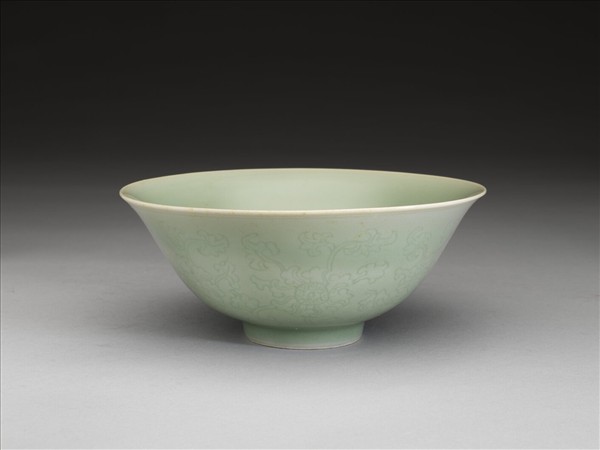 青瓷劃花番蓮紋碗