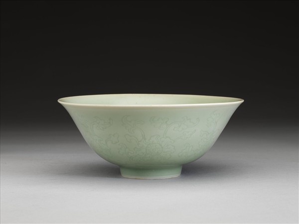 青瓷劃花番蓮紋碗