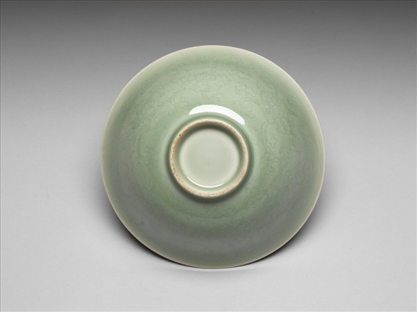 青瓷劃花番蓮紋碗