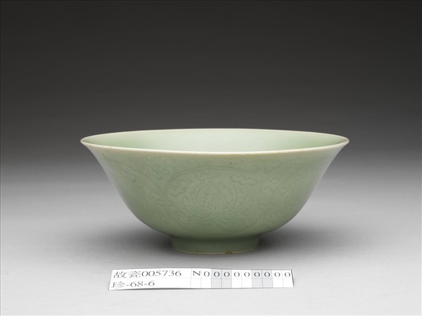 青瓷劃花番蓮紋碗