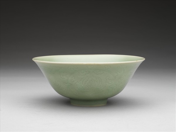 青瓷劃花番蓮紋碗
