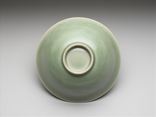 青瓷劃花番蓮紋碗