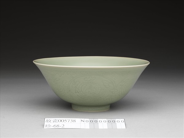 青瓷劃花番蓮紋碗