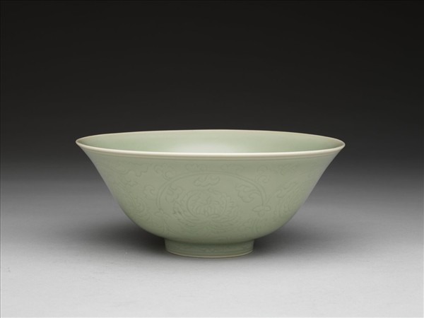 青瓷劃花番蓮紋碗