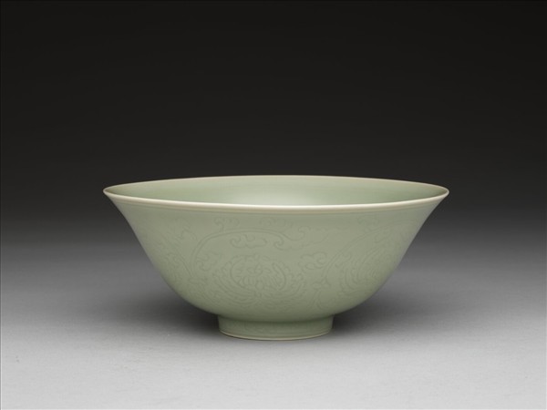 青瓷劃花番蓮紋碗