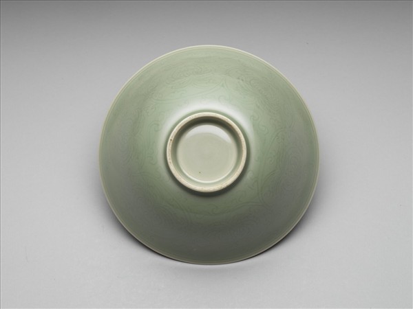 青瓷劃花番蓮紋碗